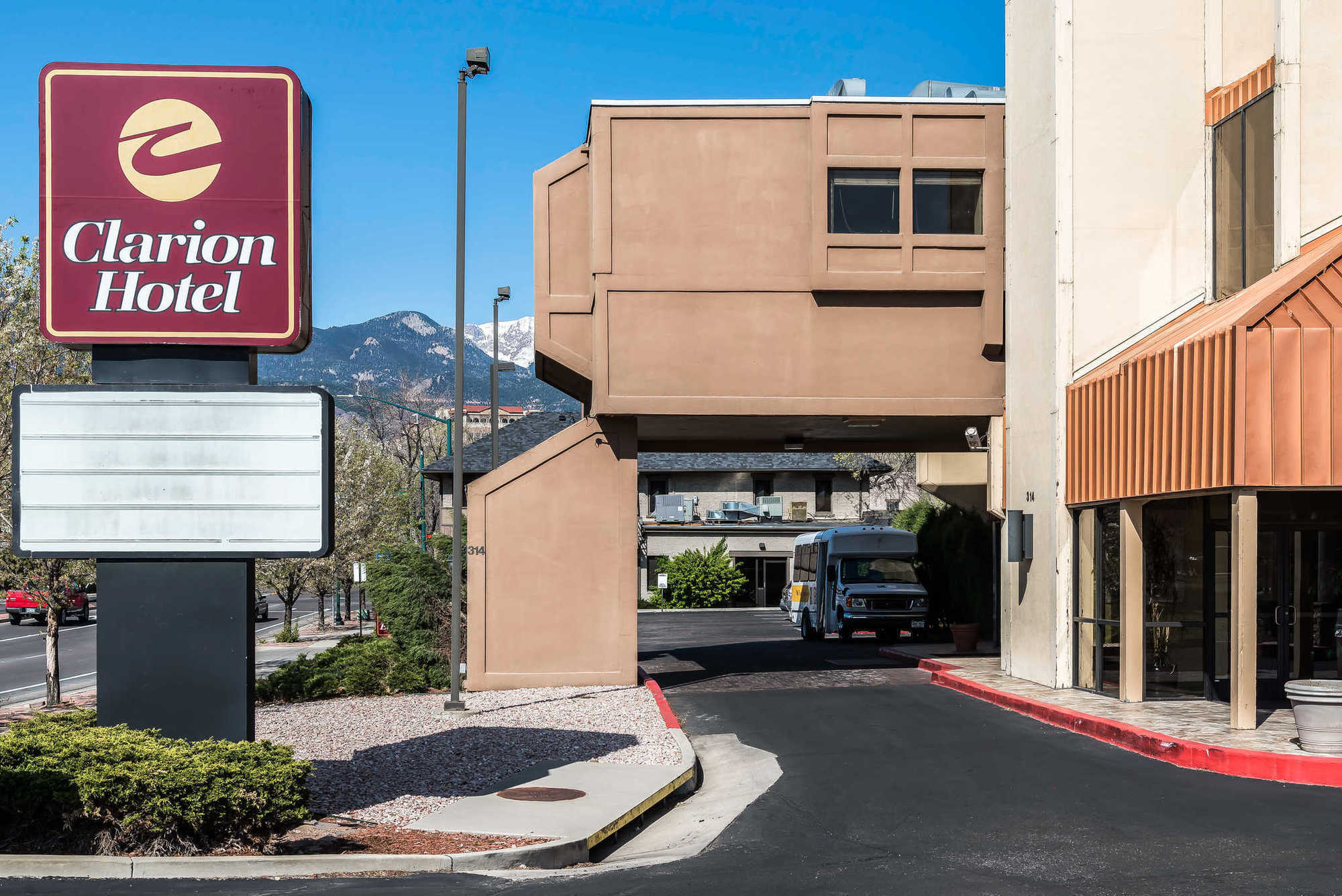 Clarion Hotel & Conference Center Colorado Springs Extérieur photo